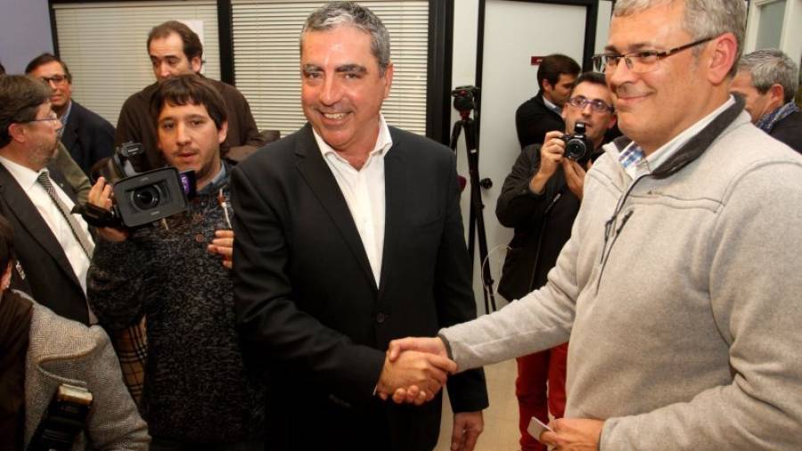 El candidato de CDCpara las elecciones del 24 de mayo, Albert Abelló, ayer con el presidente del Comitè Local de CDC, Jordi Sendra. Foto: Lluís Milián