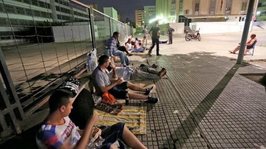 Anoche, a las 22.30 horas, ya había personas cenando y haciendo cola frente a la comisaría. Foto: Lluís Milián