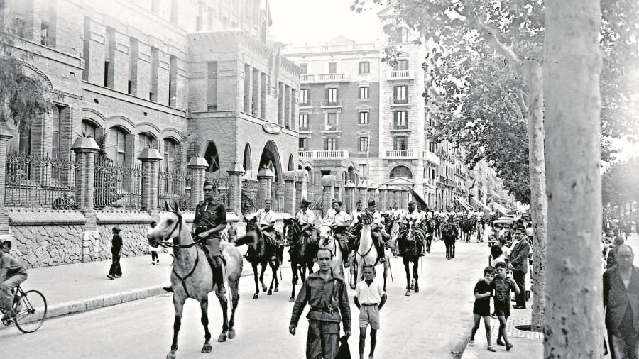 La caballería de las milicias del POUM pasa por delante del colegio de las Teresianas, convertido en Casa del Pueblo, en septiembre de 1936.