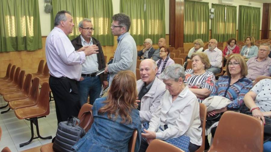 El concejal de Urbanisme, Marc Arza, charlando con Berbel y Machado antes de la asamblea. Foto: Alba Mariné