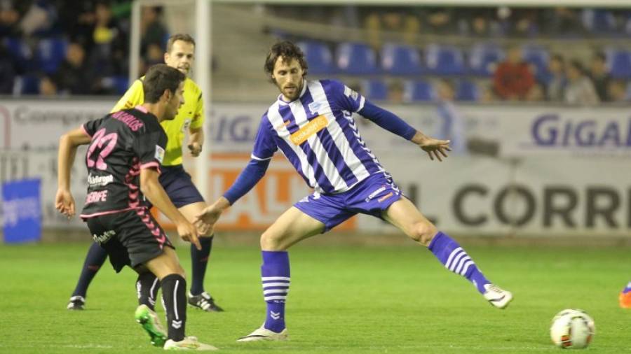 Rafa García intenta cortar el avance de un rival, en un partido con el Alavés. Foto: El Correo