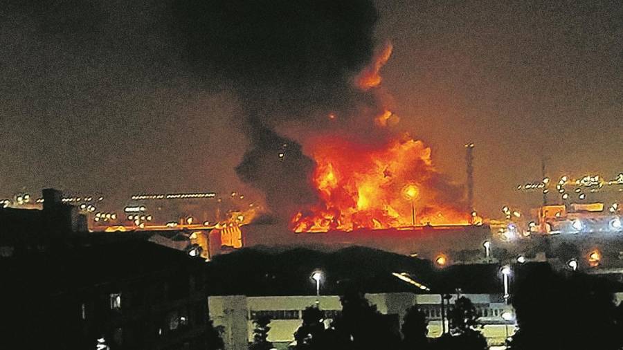 Imagen del fuego que se registró en la empresa logística Miasa. FOTO: DT