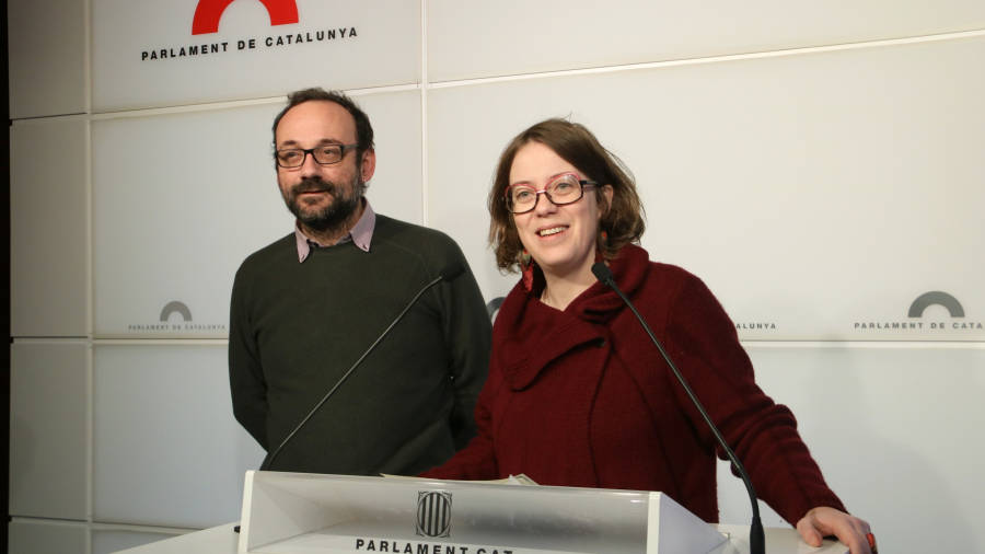 Els diputats de la CUP Benet Salellas i Eulàlia Reguant, dimarts al Parlament. FOTO: ACN