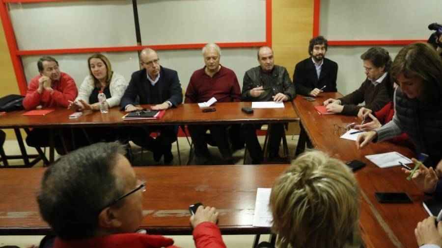 Imagen de la ejecutiva del PSC que aprobó el pacto con el PP y Unió el 1 de febrero. Castillo, al fondo, es el tercero por la derecha. Foto: pere ferré