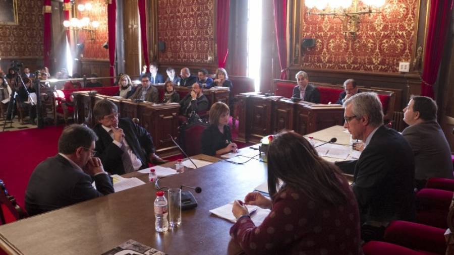 Imagen de la sesión plenaria que se llevó a cabo ayer por la mañana en el ayuntamiento de la Plaça de la Font. Foto: Pere Ferré