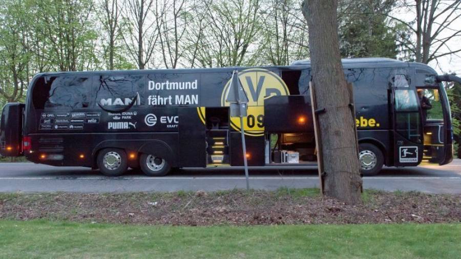 Vista del autobús del Borussia Dortmund hoy, martes 11 de abril de 2017, luego de que se registraran tres explosiones junto al vehículo en Dortmund.