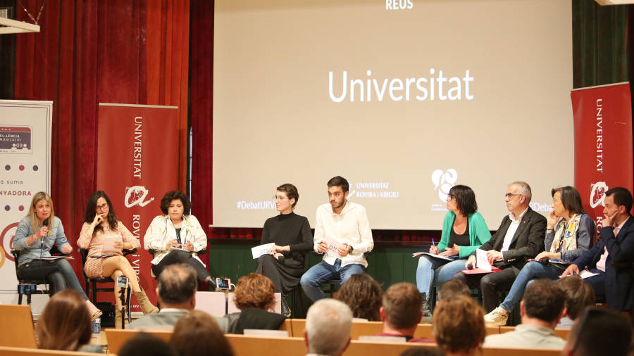 El Centre de Lectura acogió ayer por la tarde el debate a siete organizado por los estudiantes de la URV. FOTO: alba mariné