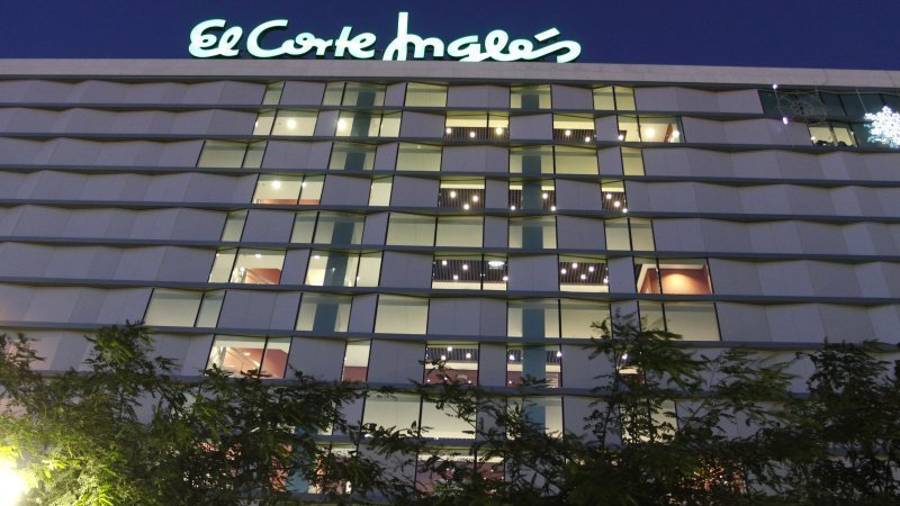 Fachada de El Corte Inglés de Tarragona de noche. Foto: DT