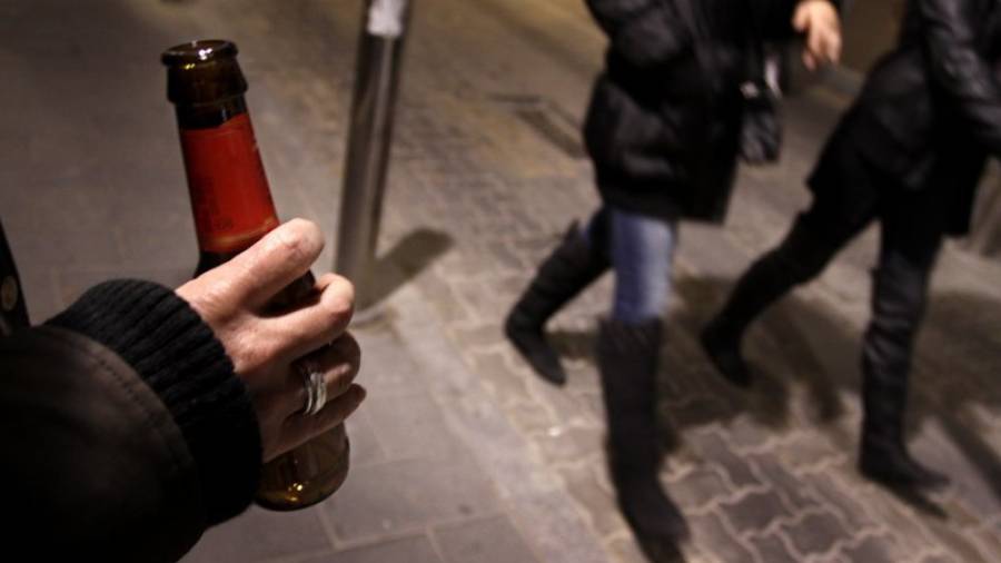 Los jóvenes tarraconenses suelen beber en la calle cerca de las zonas de ocio y reunidos en grupos de entre 8 y 12 personas. FOTO: PERE FERRÉ/DT