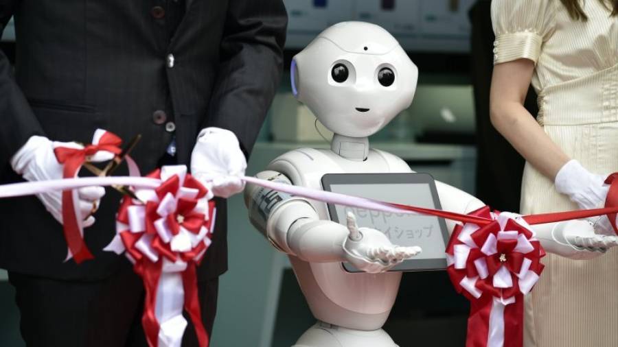 Un robot Pepper participa en la inauguración de una tienda atendida por estos robots en Tokio. Foto: EFE
