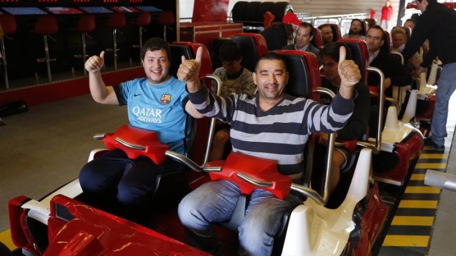 Óscar González y su hijo Javier se subieron en los primeros asientos del viaje inaugural de Red Force, la atracción estrella del parque. Foto: P.Ferré