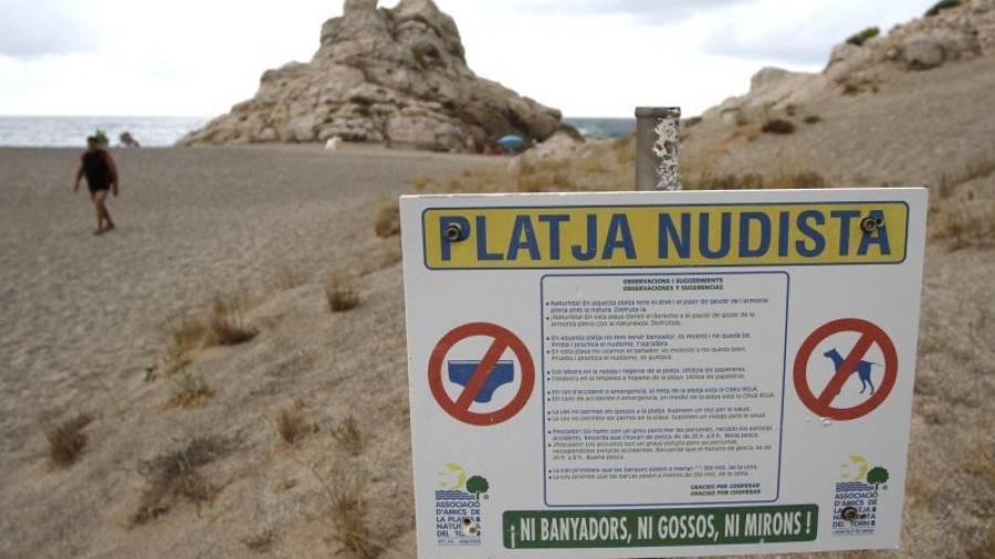 Imagen de archivo de carteles en una playa nudista. Foto: DT