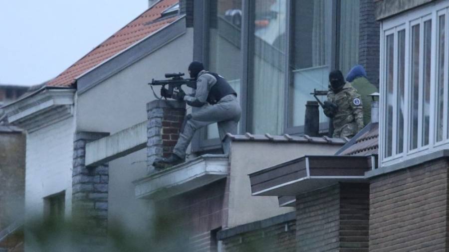 Varios francotiradores de la policía toman posiciones durante la operación en Bruselas. Foto: Olivier Hoslet /efe