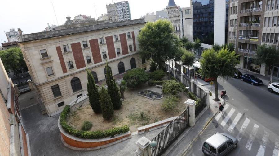 Imagen del aspecto que ofrece en la actualidad el antiguo edificio del Banco de España, situado en el número 101 de la Rambla Nova. Foto: pere ferré