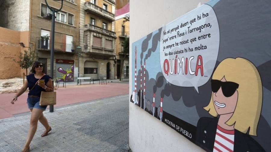 En el número 1 de la calle Ixart, Moderna de Pueblo se mofa de la ´buena química´ que hay entre Tarragona y Reus. Foto: pere ferré