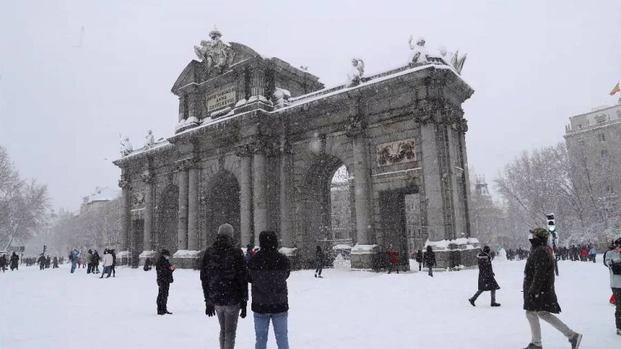 Alfombra de nieve en la Puerta de Alcalá (EFE)