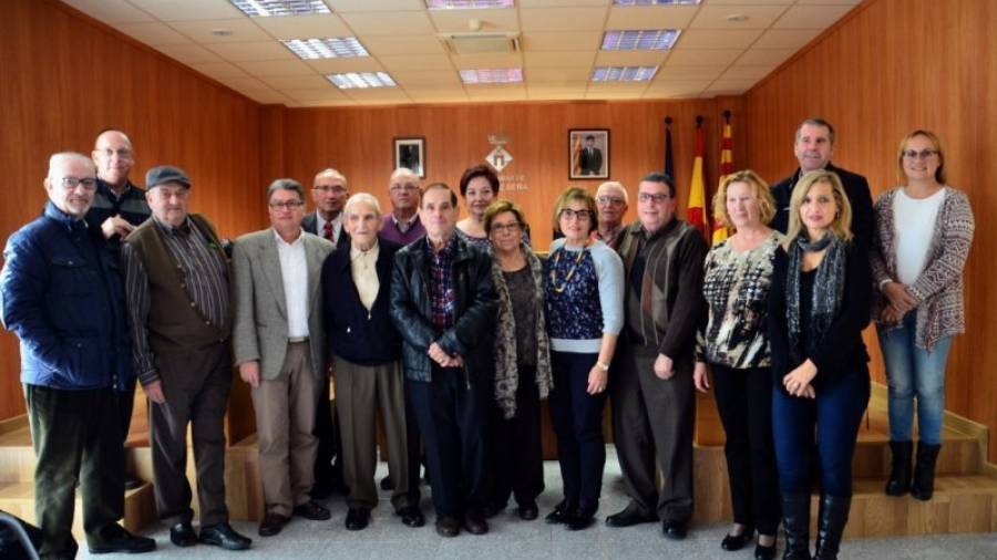 Josep Martorell (centro), acompañado por otros jueces de paz y las autoridades locales de Roda. Foto: DT