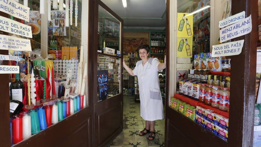 Montserrat Rius regenta la tienda de alimentaci&oacute;n y velas radicada en la calle Merceria. El establecimiento tiene seis d&eacute;cadas de vida: fue fundado en 1955.