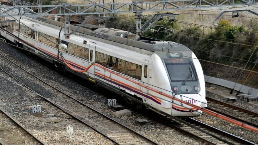 Imagen d'arxiu d'un tren que cobreix el trajecte fins a Barcelona, sortint de l'estació de Reus. FOTO: ALFREDO GONZALEZ