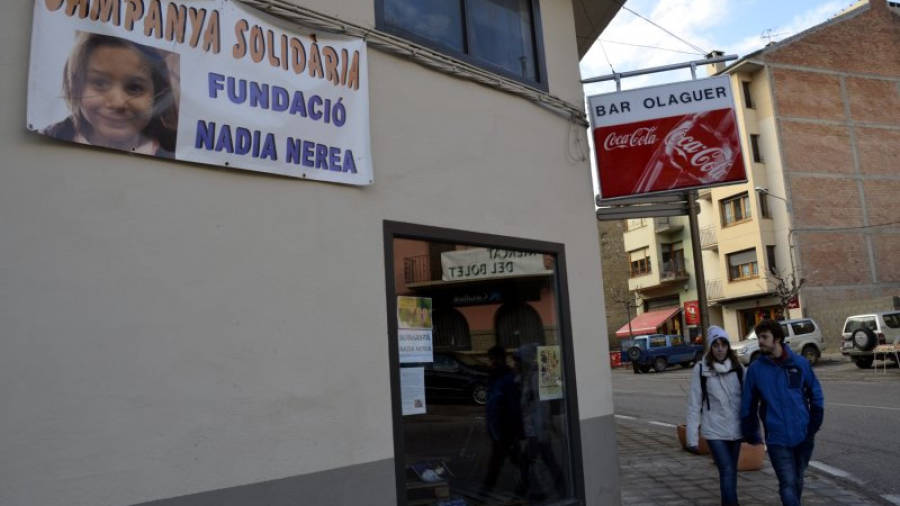 Imatge d'una pancarta al poble d'Organyà, a l'Alt Urgell, de la Fundació Associació Nadia Nerea, on anuncia una campanya solidària. Foto: ACN