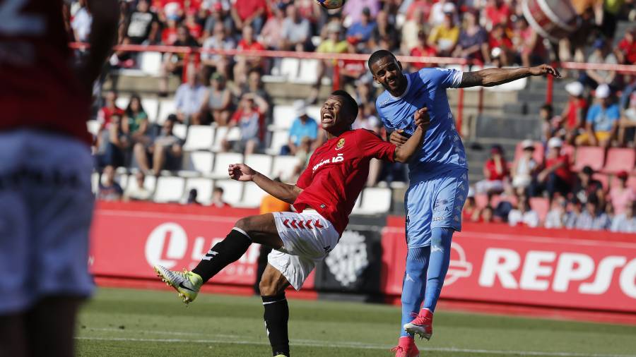 El delantero nigeriano, luchando por un bal&oacute;n ante el defensa del Girona, Ramalho. Foto: Pere Ferr&eacute;.