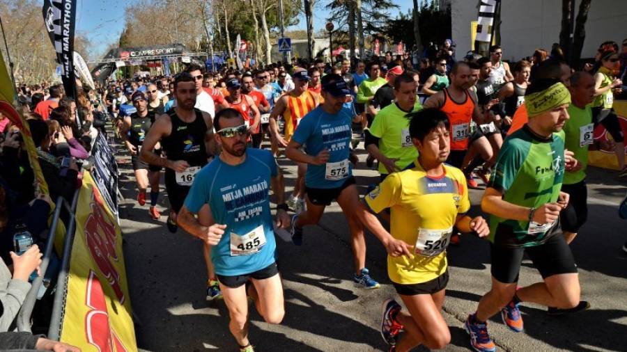 Imatge de la cinquena edició de la Mitja Marató de Cambrils (març de 2014), que va ser multitudinària: hi van participar uns 2.500 atletes en total. FOTO: ALFREDO GONZÁLEZ PEDRÓS