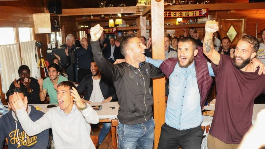 Los jugadores del Reus celebran el emparejamiento ante el Atlético de Madrid, en el bar del Estadi. Foto: Alfredo González
