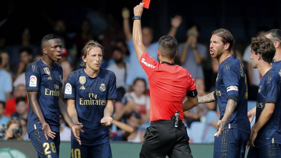 Momento en el que árbitro expulsa a Luka Modric por roja directa. FOTO: EFE