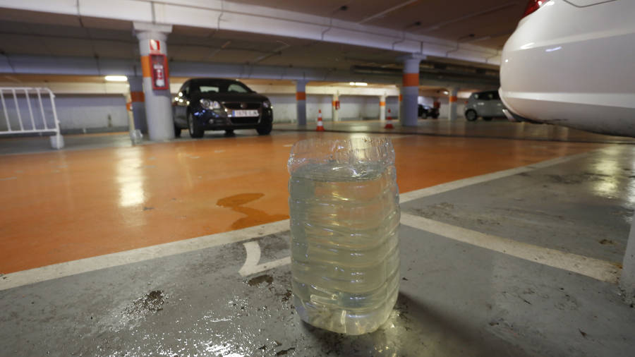 Cubos de agua llenos demuestran las malas condiciones del parking.