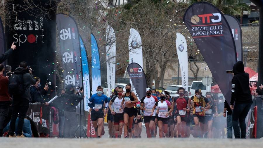 Varios participantes, en una de las salidas de la Ultra Trail de Tarragona de la edición pasada. FOTO: CEDIDA