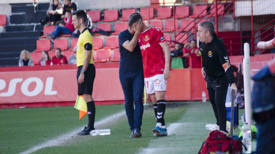 Gesto cariñoso de Toni Seligrat a Guiu antes de que el de Marçà debutara con el primer equipo frente al Ebro. FOTO: NÀSTIC