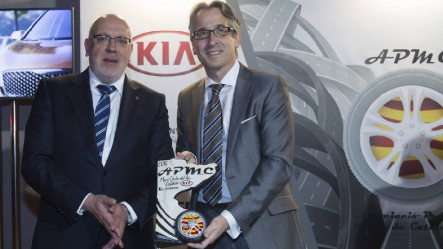 Emilio Herrera, director general de Kia Motors Iberia, recogió el trofeo acreditativo otorgado por la Asociación Prensa Motor de Catalunya (APMC) .