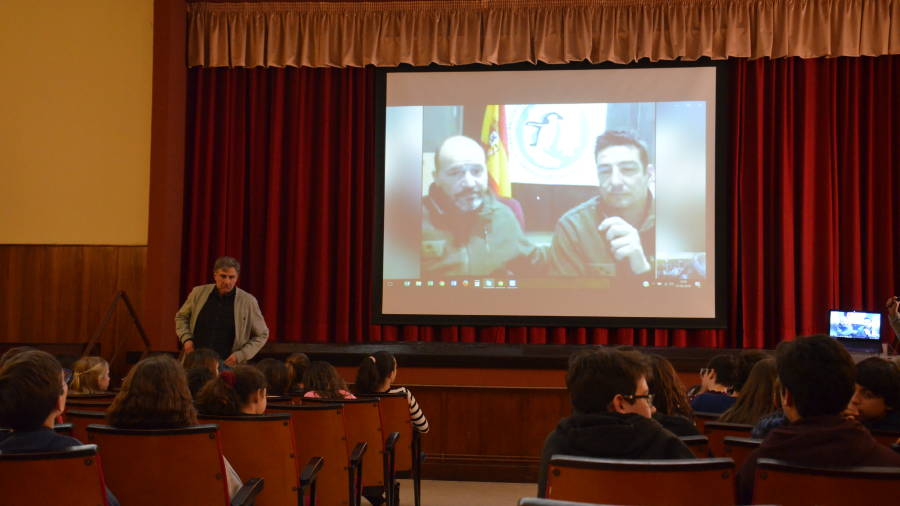 Imatge dels cient&iacute;fics espanyols a la pantalla de l'auditori de l'escola tarragonina. FOTO: DT