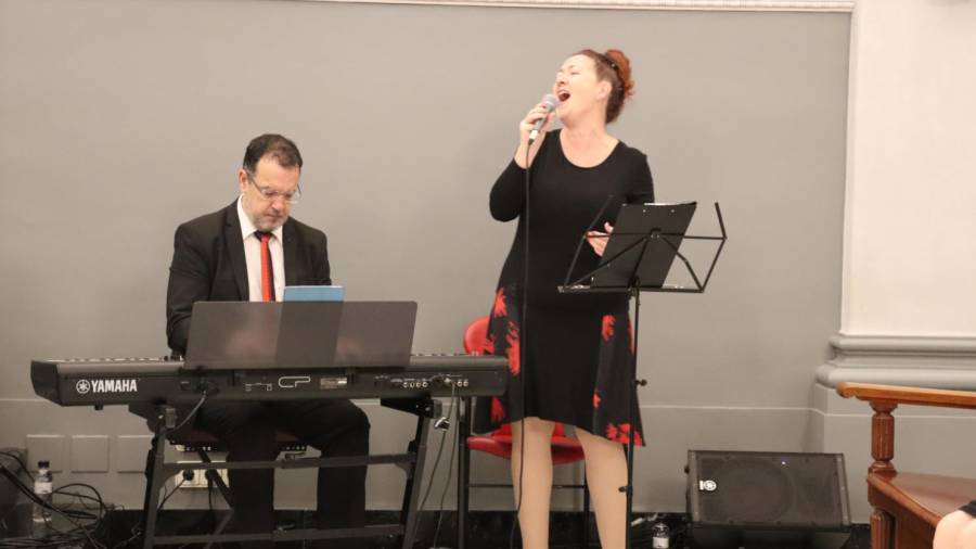 Jorge Varela, piano, y Helena Tarrag&oacute;, voz, han interpretado 'Els Segadors'. Cedida