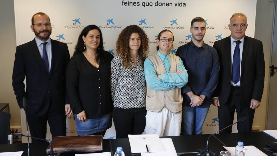 Ezequiel Herrera, de azul, posa junto a los encargados de hacer funcionar el programa Incorpora. FOTO: PERE FERRé