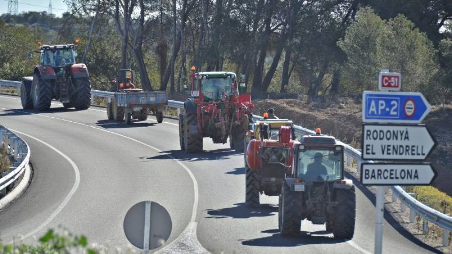 Uns tractors participant en una de les mobilitzacions que s'han fet per reclamar el pagament de les indemnitzacions de la C-51. Foto: Alfredo González