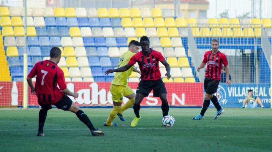 Cassama, y detrás Olmo, controlando un balón en el Mini Estadi de Villarreal en el primer encuentro de liga (1-1). Foto: Gerard Reyes