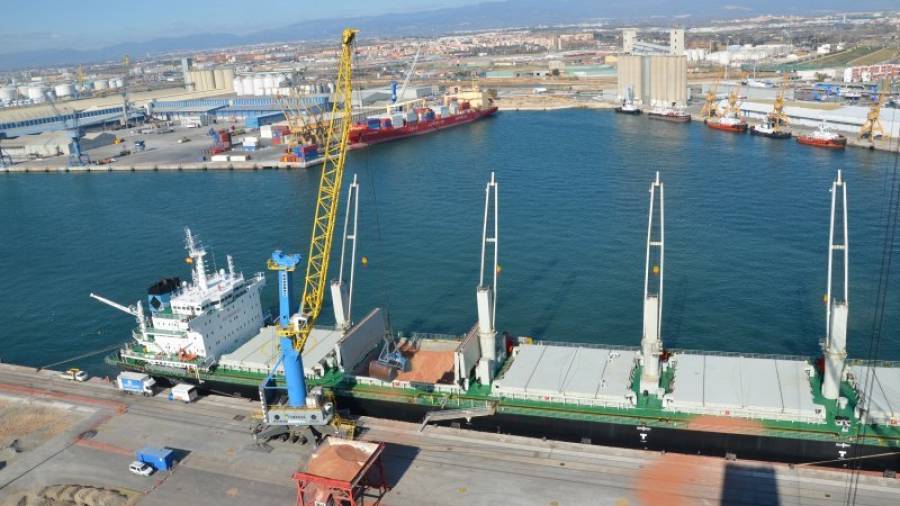 La recuperación del tráfico portuario en Tarragona viene por el incremento en la demanda de cereales. Foto: DT