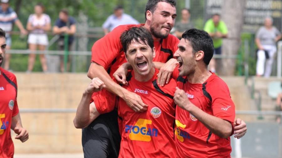 Los jugadores del cuadro asconense Edu Vives, Asier Eizaguirre e Iván Taranilla celebran uno de goles de ayer en el campo del Cerdanyola. Foto: Iris Solà