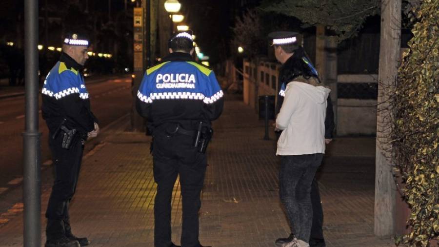 Una patrulla de la Guàrdia Urbana identificando a una prostituta hace unos meses. Foto: Alfredo González