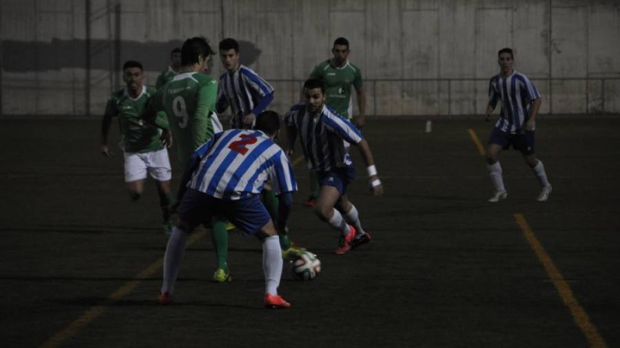 Asier Eizaguirre (dorsal 9), autor de los dos goles, controla el balón asediado por dos rivales, ayer. Foto: Iris Solà