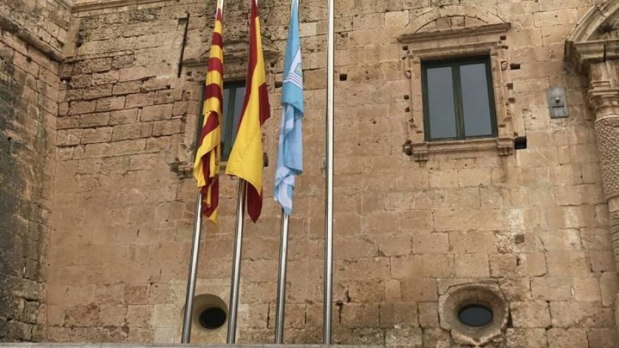 Cada una de las banderas (catalana, española y la municipal) ya están desde esta semana en su correspondiente mástil. Foto:dt
