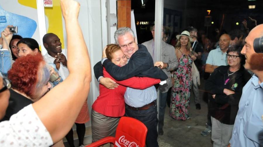 Pere Granados se abraza a una simpatizante de CiU-Fups, ayer por la noche nada más conocerse su victoria. Foto: Alfredo González