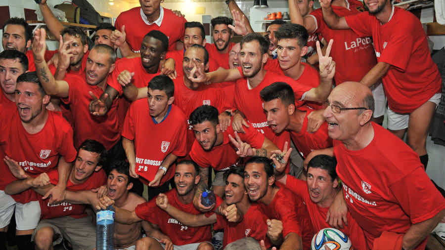 Jugadores y cuerpo técnico de la Pobla celebran el ascenso. Foto: Alfredo González