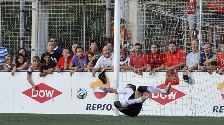 Alberto Varo, deteniendo el penalti que supuso el ascenso de la Pobla a Segunda B. Foto: Alfredo González