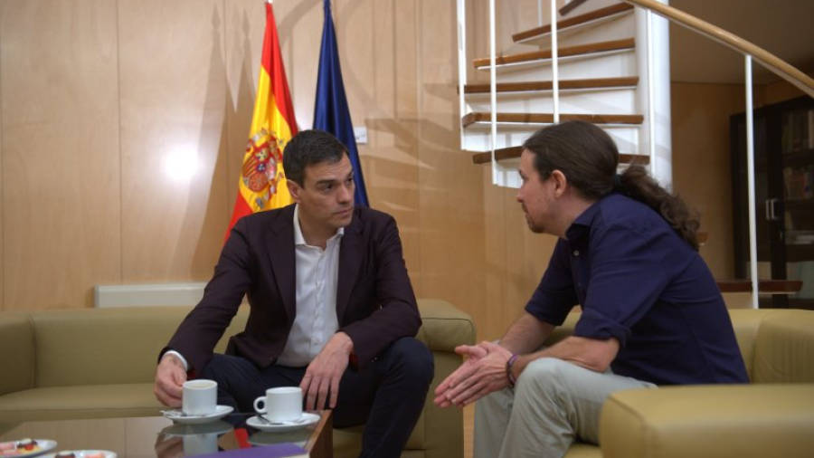 Pedro Sánchez i Pablo Iglesias asseguts abans de la seva reunió al Congrés. Foto: ACN