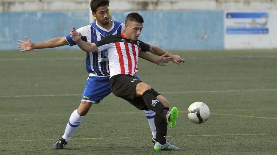 Un jugador del Viladecans intenta controlar el balón ante la presión de un futbolista del Torredembarra, en el duelo de ayer. Foto: Alfredo González