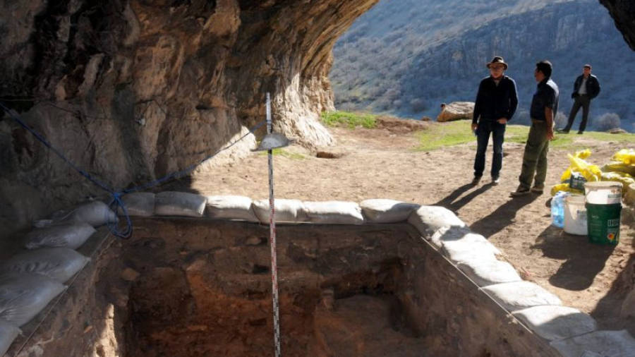 Eudald Carbonell i Behrouz Bazgir en una zona excavada el 2014-2015 a la cova de Kaldar, a la vall de Khorramabad (Iran occidental). Foto: ACN