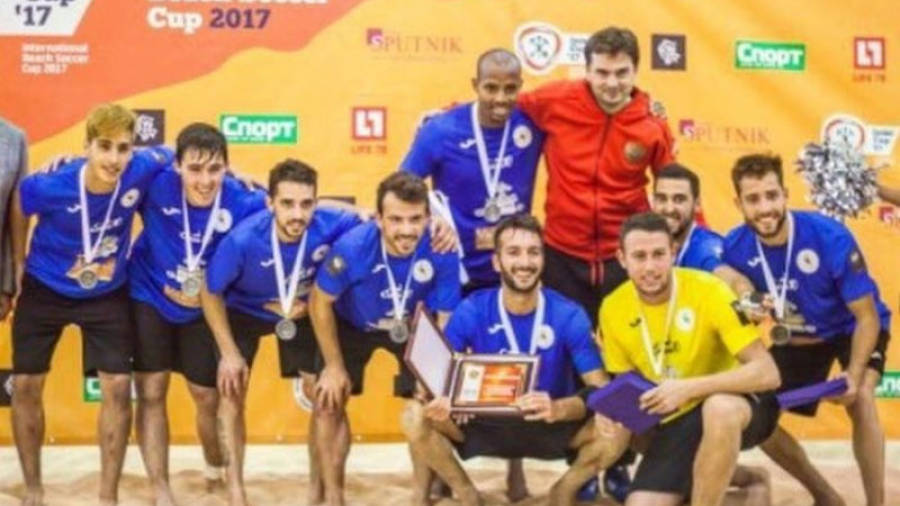 El equipo posa con el trofeo de subcampeón de la InterCup 2017. Foto: Cedida