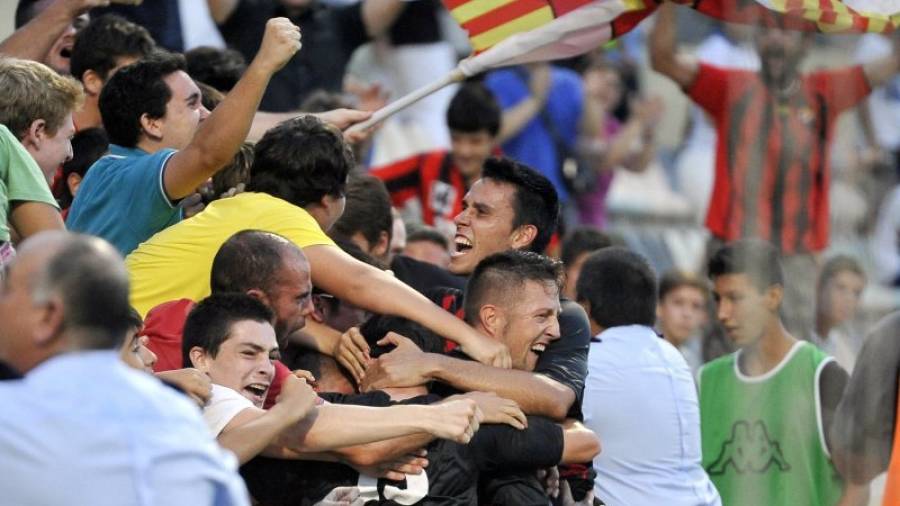 Ramon Folch y Edgar Hernández celebran un gol con los aficionados. Foto: Alfredo González